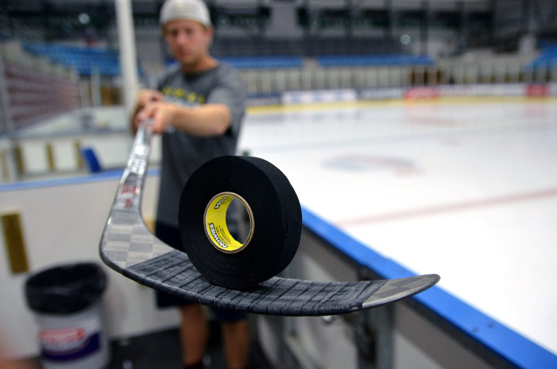 Svart hockeytejp står på ett hockeyblad